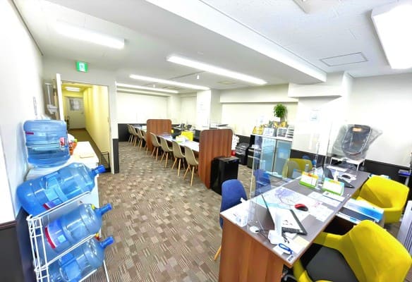 不動産仲介業者のアエラス新橋店の内観