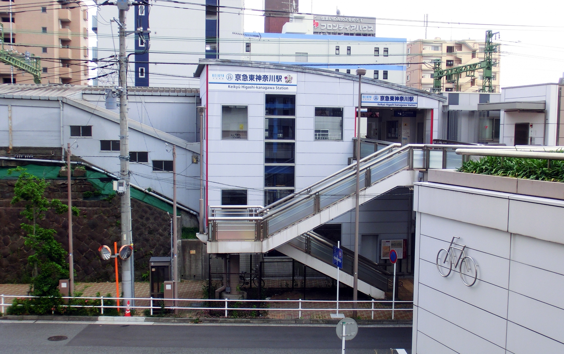 京急東神奈川駅の写真